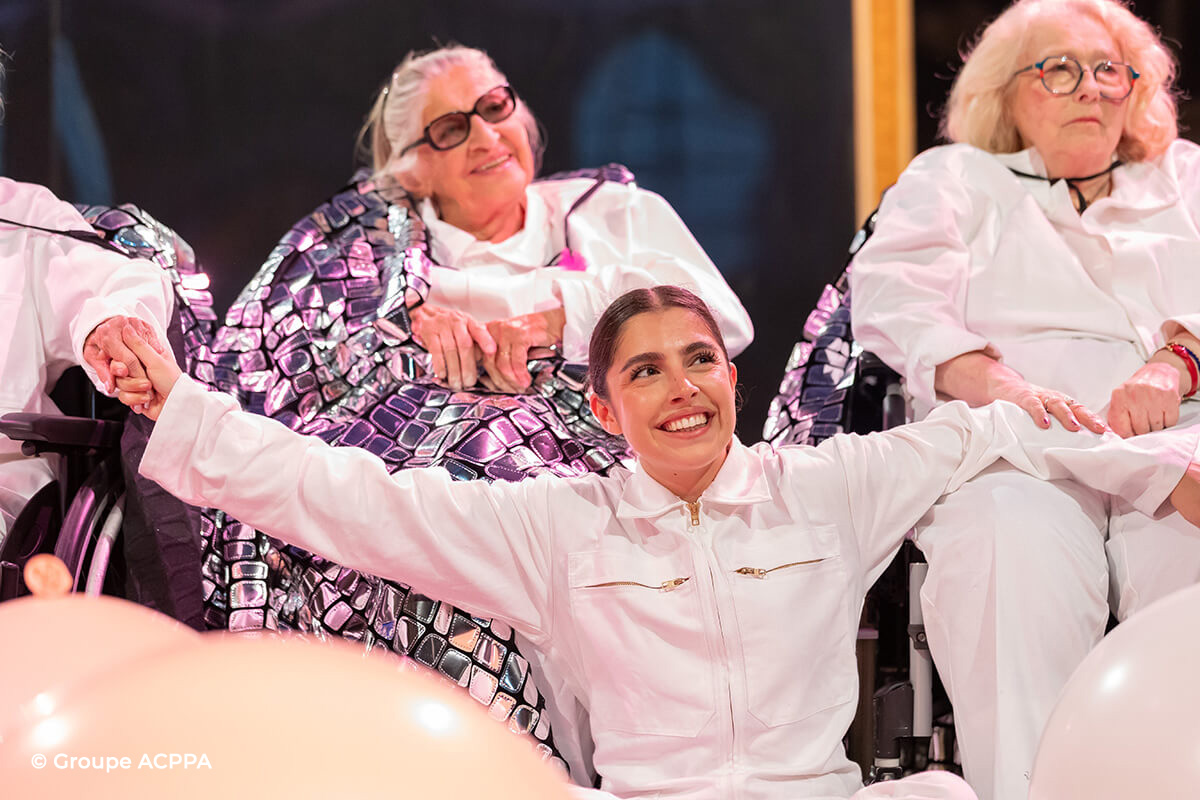 soignante et résidents danseurs